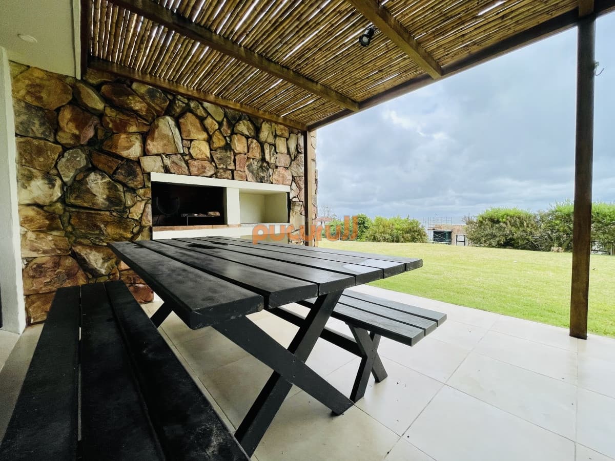 Alquiler temporario de apartamento de un dormitorio con parrillero y jardín, Punta Ballena