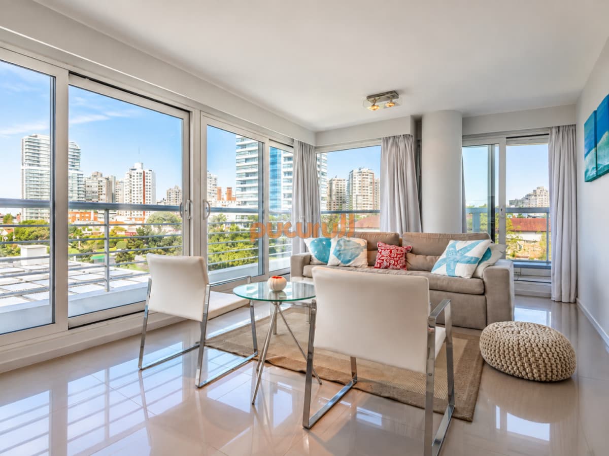 Moderno Apartamento de 1 Dormitorio en Suite a pasos del mar. Playa Mansa, Punta del Este