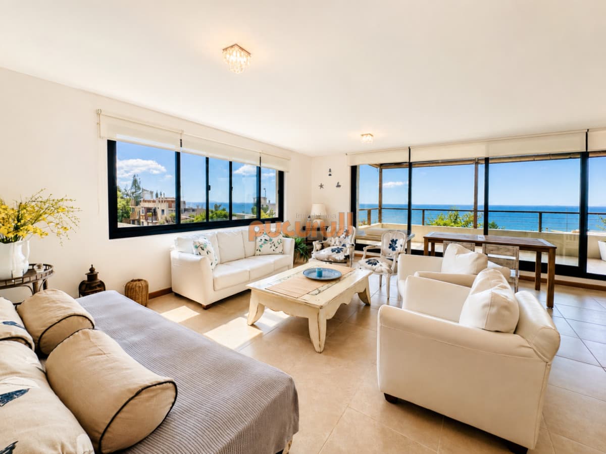 Excelente y amplio departamento duplex en venta de 3 dormitorios mas dependencia con parrillero, Punta Ballena