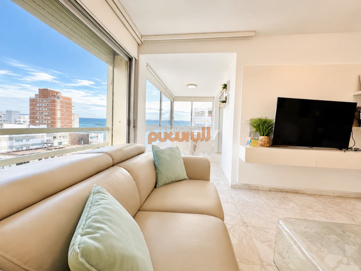 Venta de apartamento en Península de Punta del este con 3 dormitorios y 2 baños reciclado