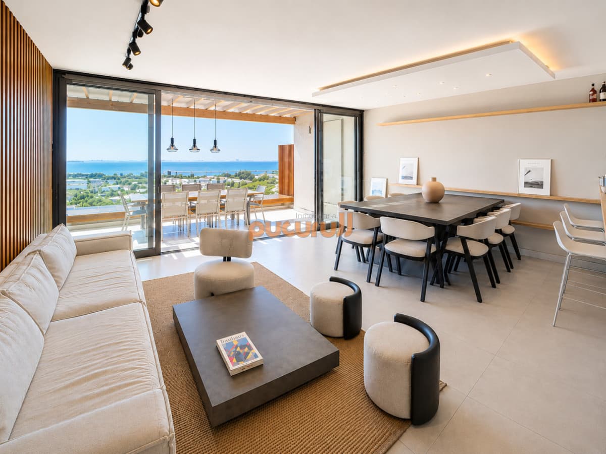 Apartamento de 3 Dormitorios, Parrillero de uso exclusivo y Jardín en Punta Ballena, Punta del Este