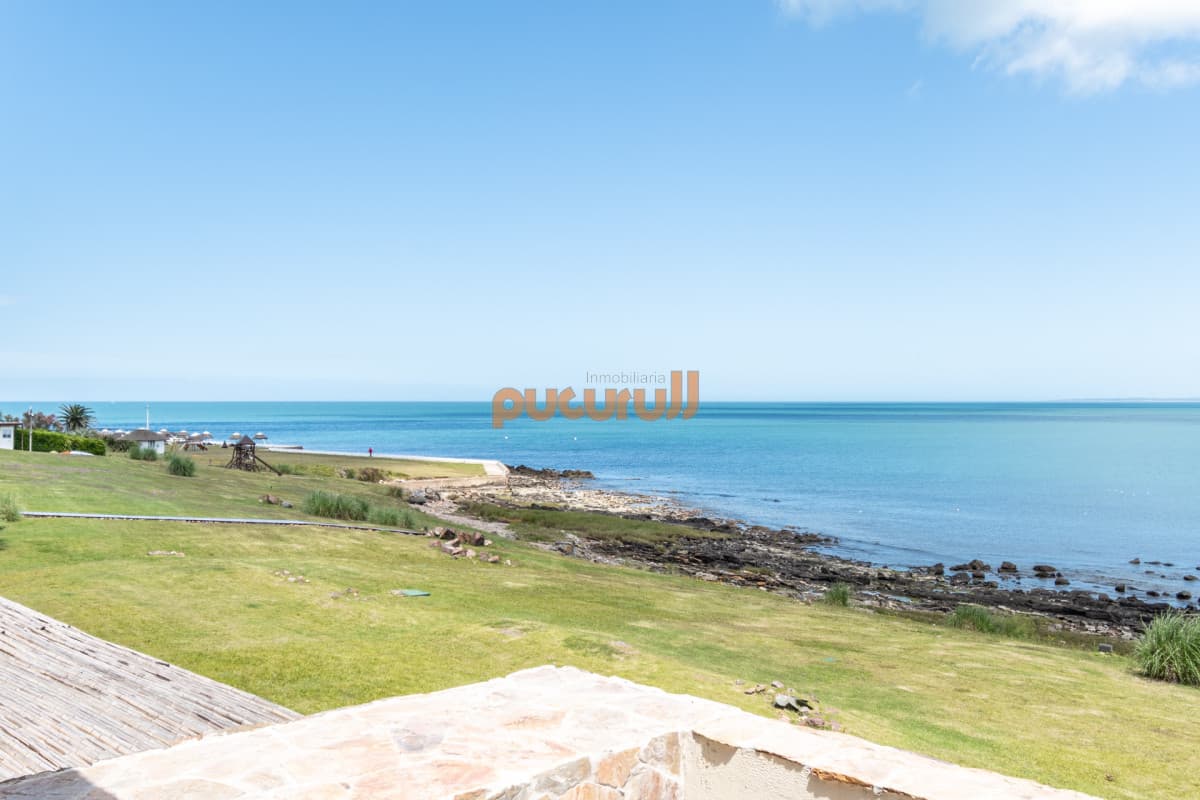 Alquiler temporario de apartamento con la mejor ubicación del complejo, unidad de dos dormitorios con parrillero de uso exclusivo, Punta Ballena