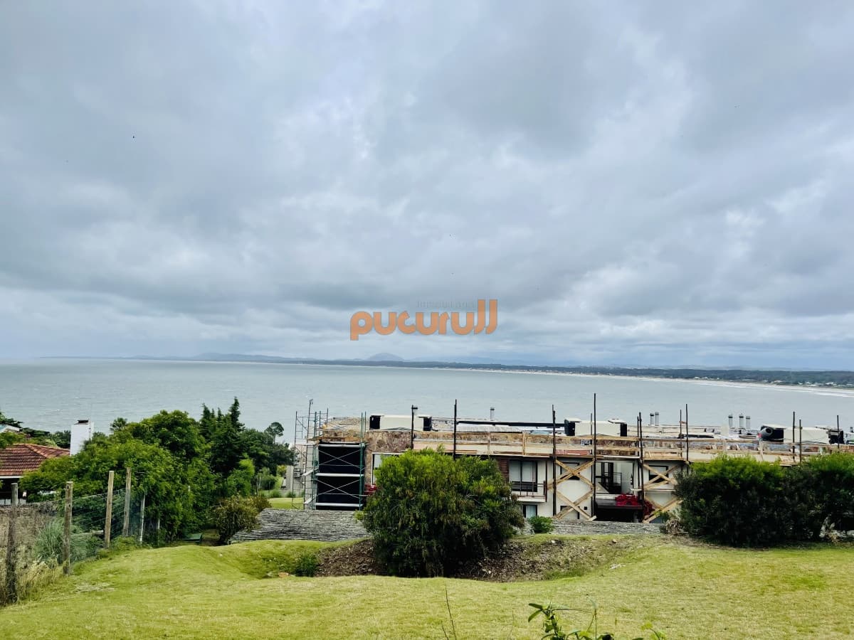 Venta de apartamento de dos dormitorios con parrillero en complejo privado de Punta Ballena