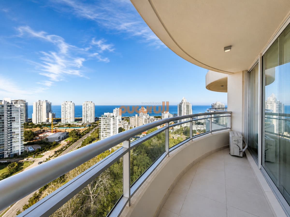 Apartamento luminoso con variedad de servicios en venta, 3 dormitorios, zona Roosevelt Playa Brava