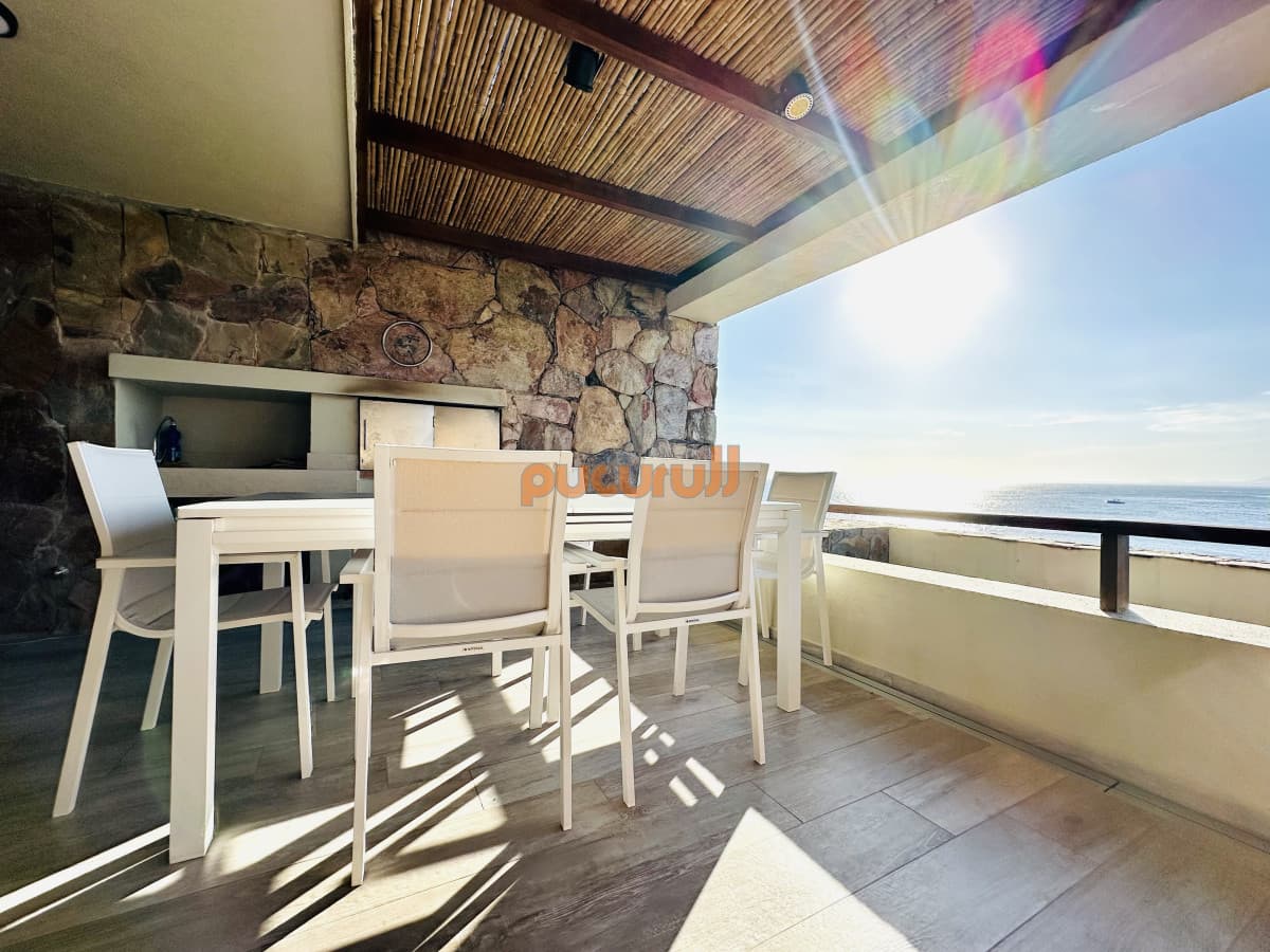 Alquiler temporario de apartamento con la mejor ubicación del complejo, unidad de dos dormitorios con parrillero de uso exclusivo, Punta Ballena