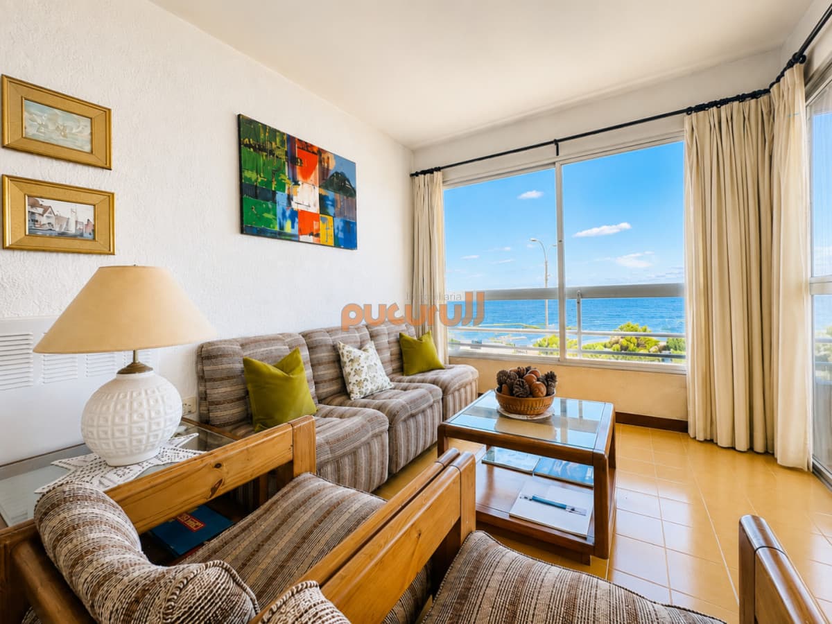 Oportunidad en Venta, Apartamento sobre primera fila de Mar en Playa Mansa, 3 Dormitorios