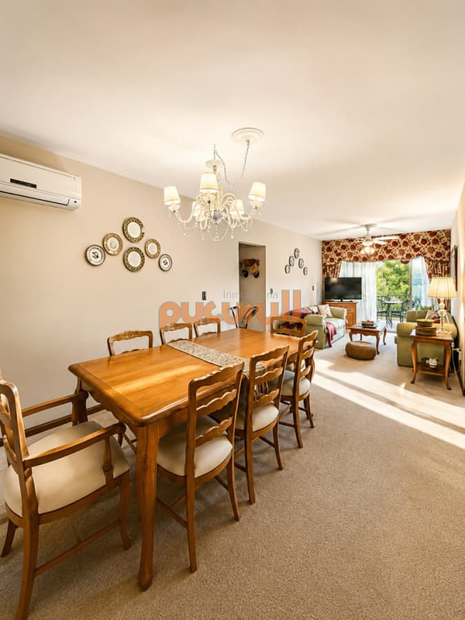 Apartamento en venta playa Mansa de 4 dormitorios y amplia terraza con parrillero propio