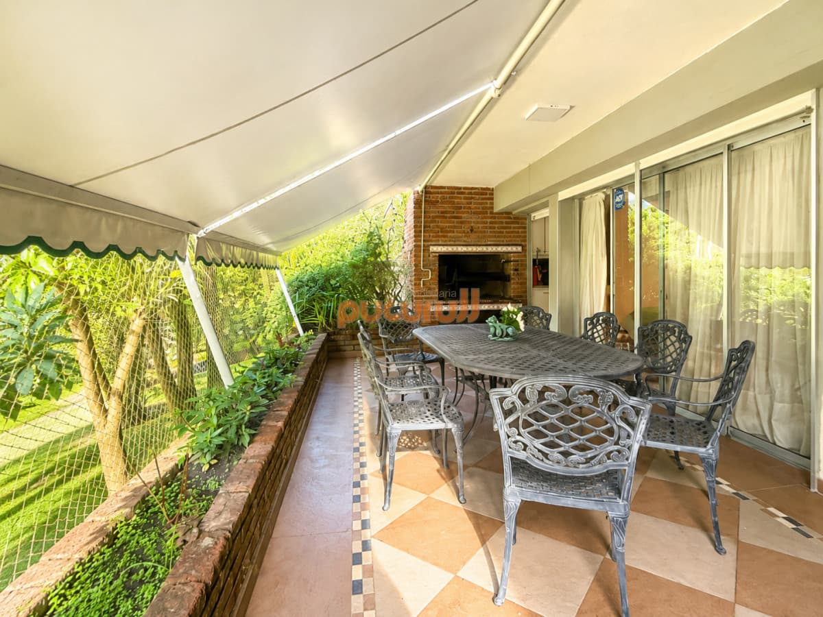 Apartamento en venta playa Mansa de 4 dormitorios y amplia terraza con parrillero propio