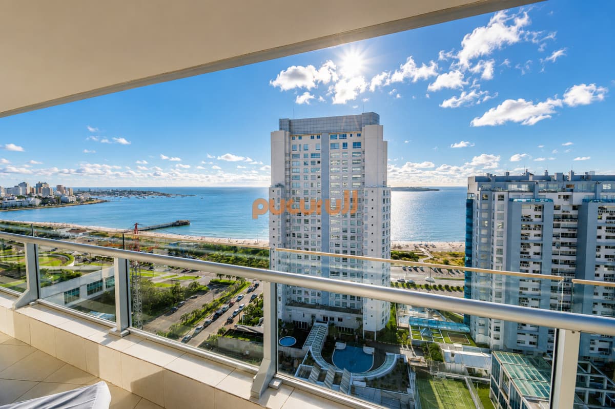 Apartamento de 3 Dormitorios y Dependencia en Playa Mansa, Punta del Este