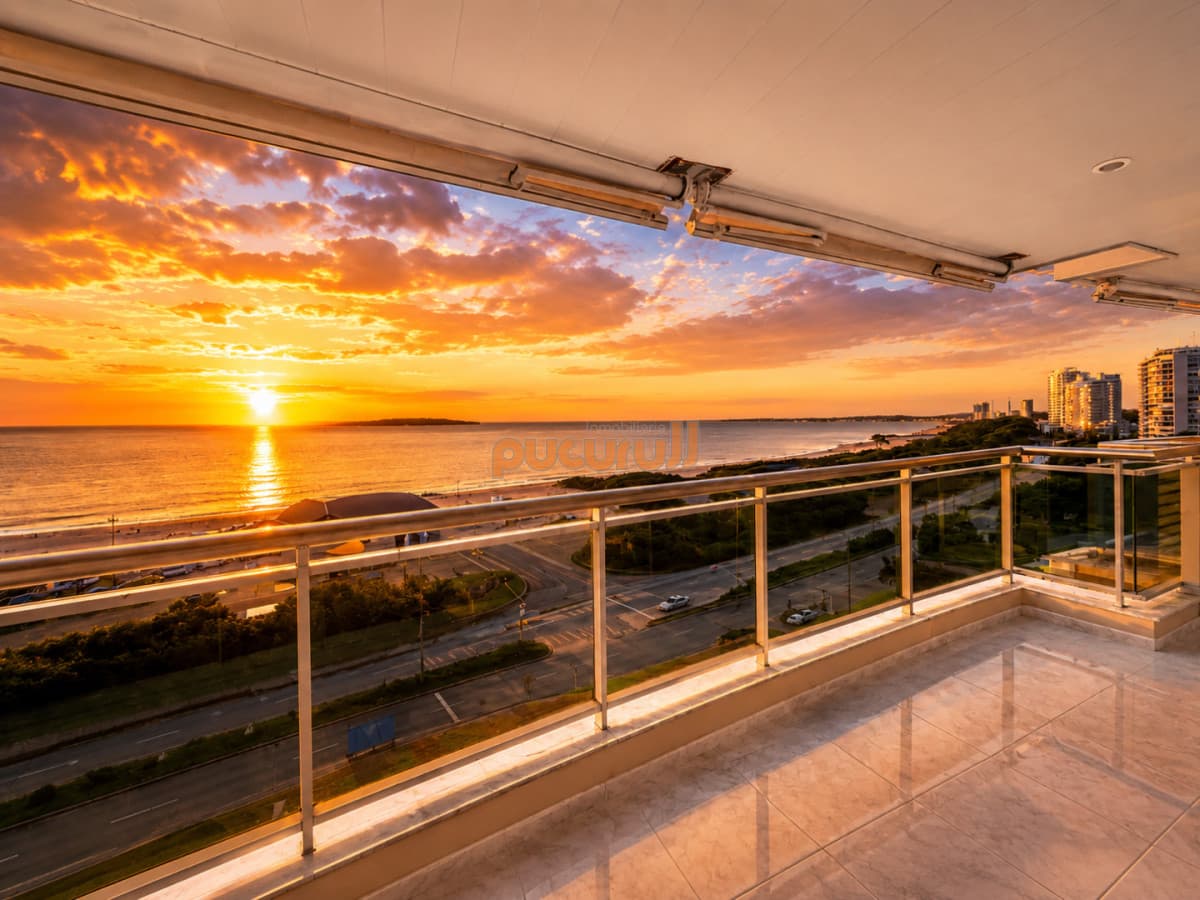Venta y alquiler temporario de apartamento de tres dormitorios sobre playa Mansa, parada 5