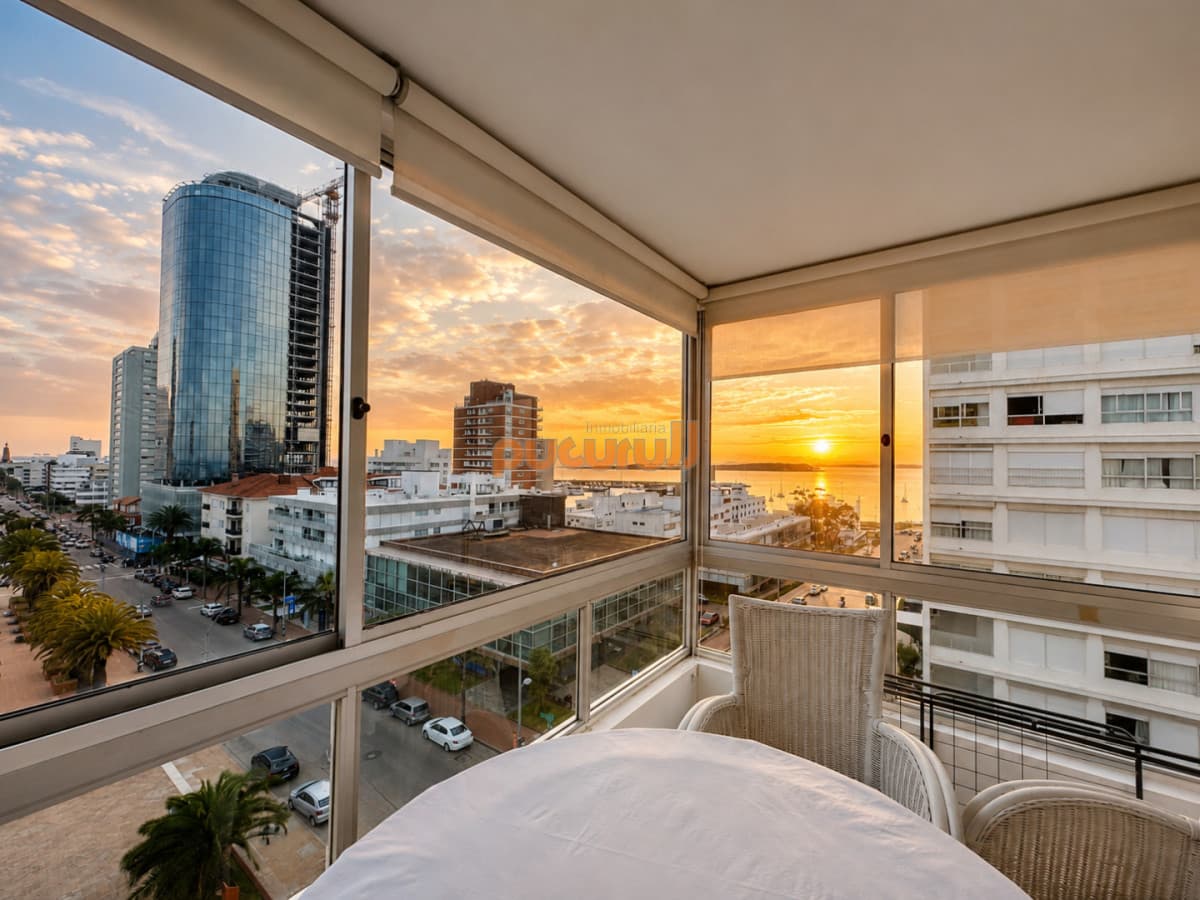 Venta de apartamento en Península de Punta del este con 3 dormitorios y 2 baños reciclado