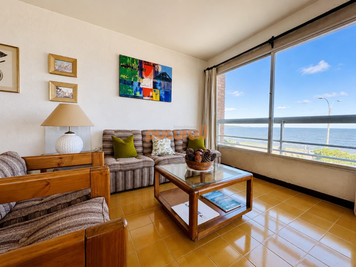 Oportunidad en Venta, Apartamento sobre primera fila de Mar en Playa Mansa, 3 Dormitorios