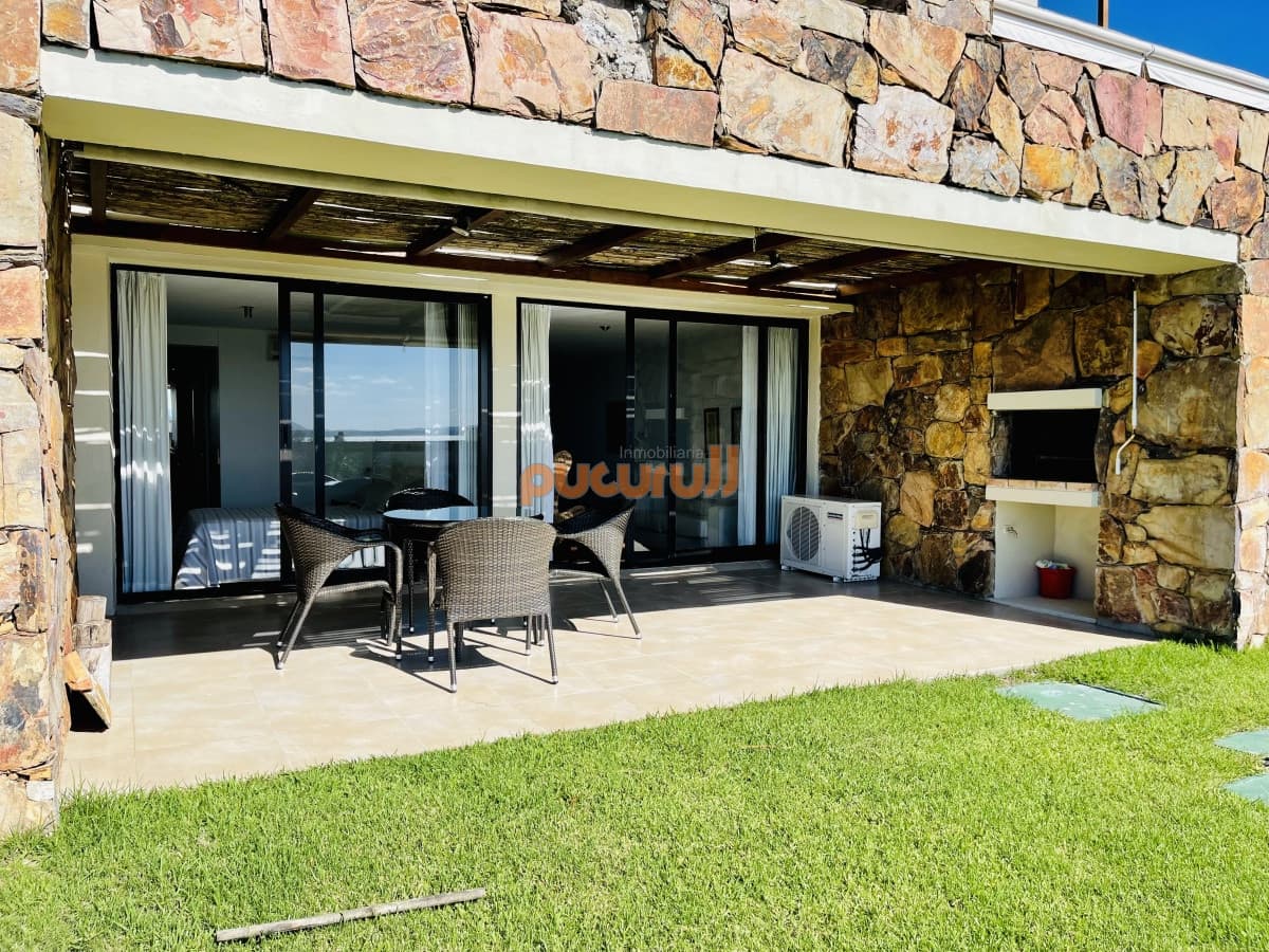 Venta y alquiler temporario de apartamento de un dormitorio con parrillero en exclusivo complejo de Punta Ballena