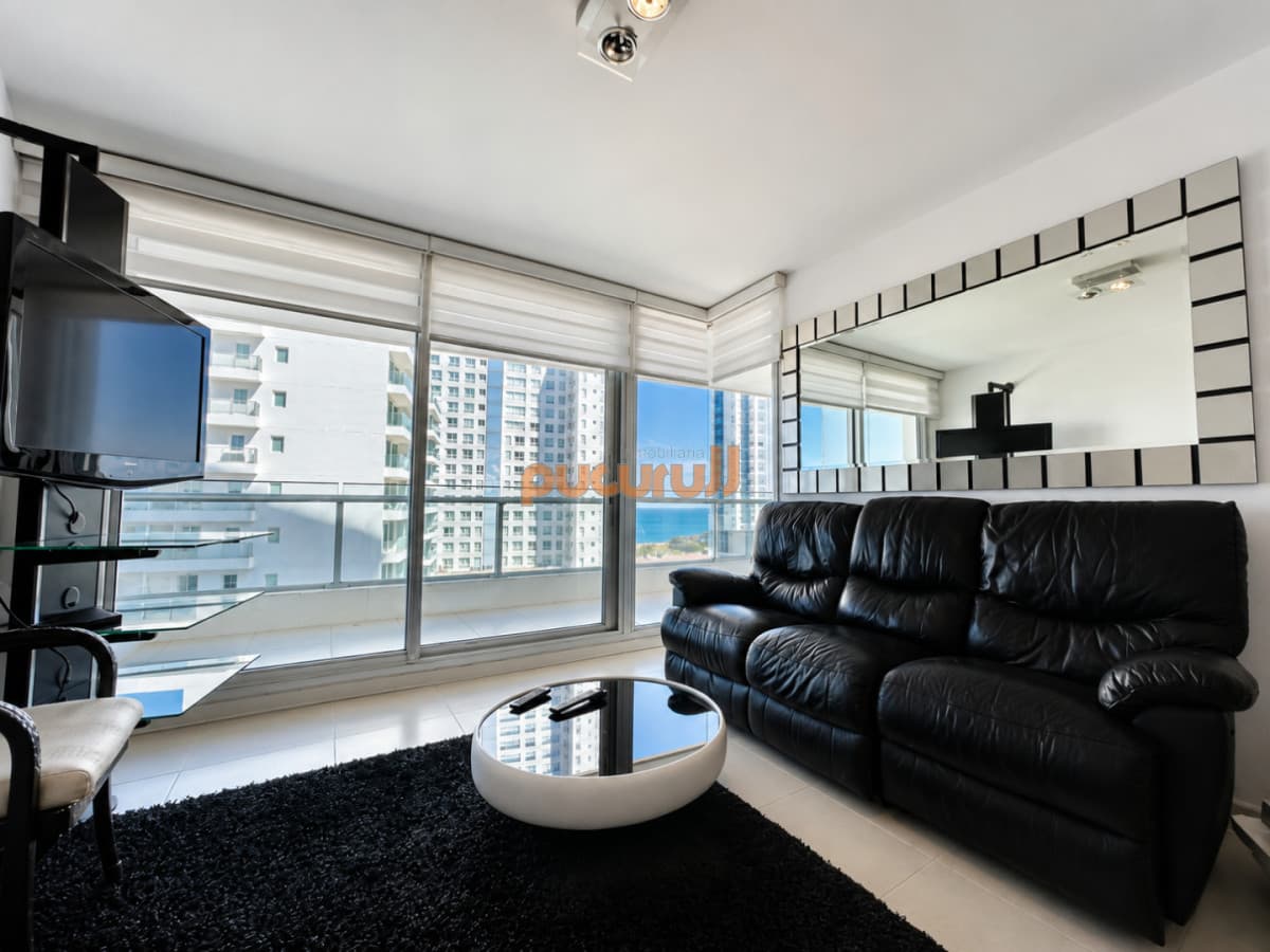 Apartamento de 2 Dormitorios a metros del mar y torre moderna, playa Mansa, Punta del Este