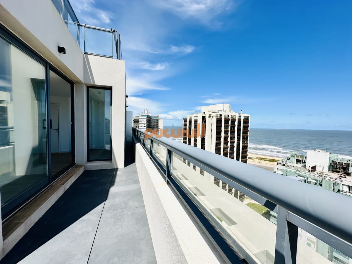 Venta de apartamento con vista al mar y muy luminoso de 2 dormitorios con 2 baños, Playa Brava Aidy Grill, Punta del Este