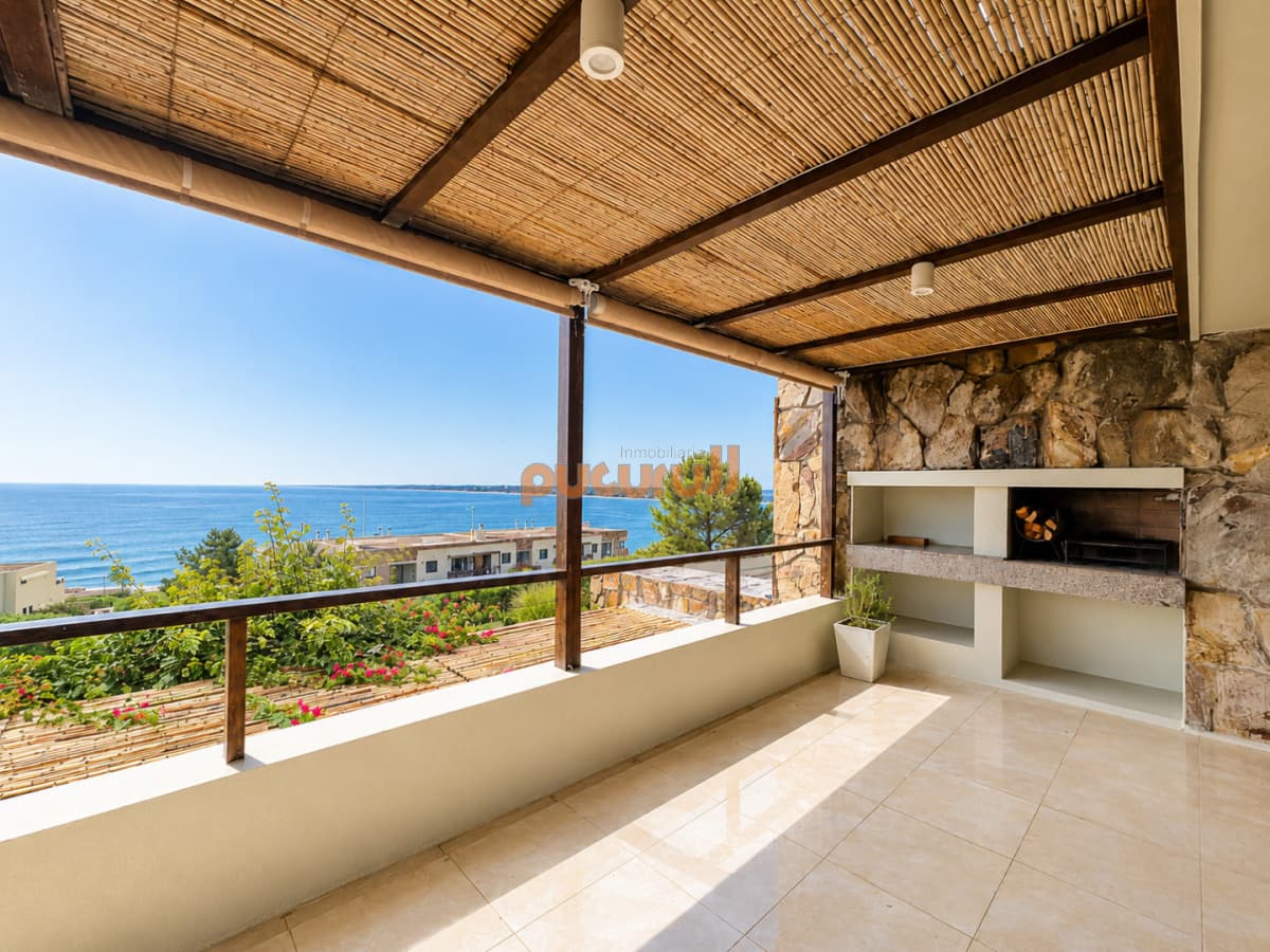 Excelente y amplio departamento duplex en venta de 3 dormitorios mas dependencia con parrillero, Punta Ballena