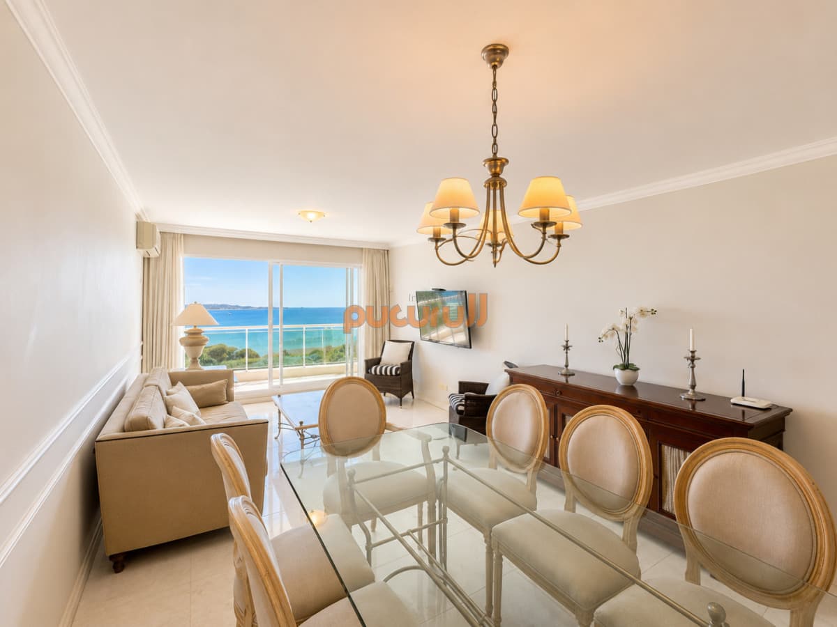 Venta y alquiler temporario de apartamento de tres dormitorios sobre playa Mansa, parada 5