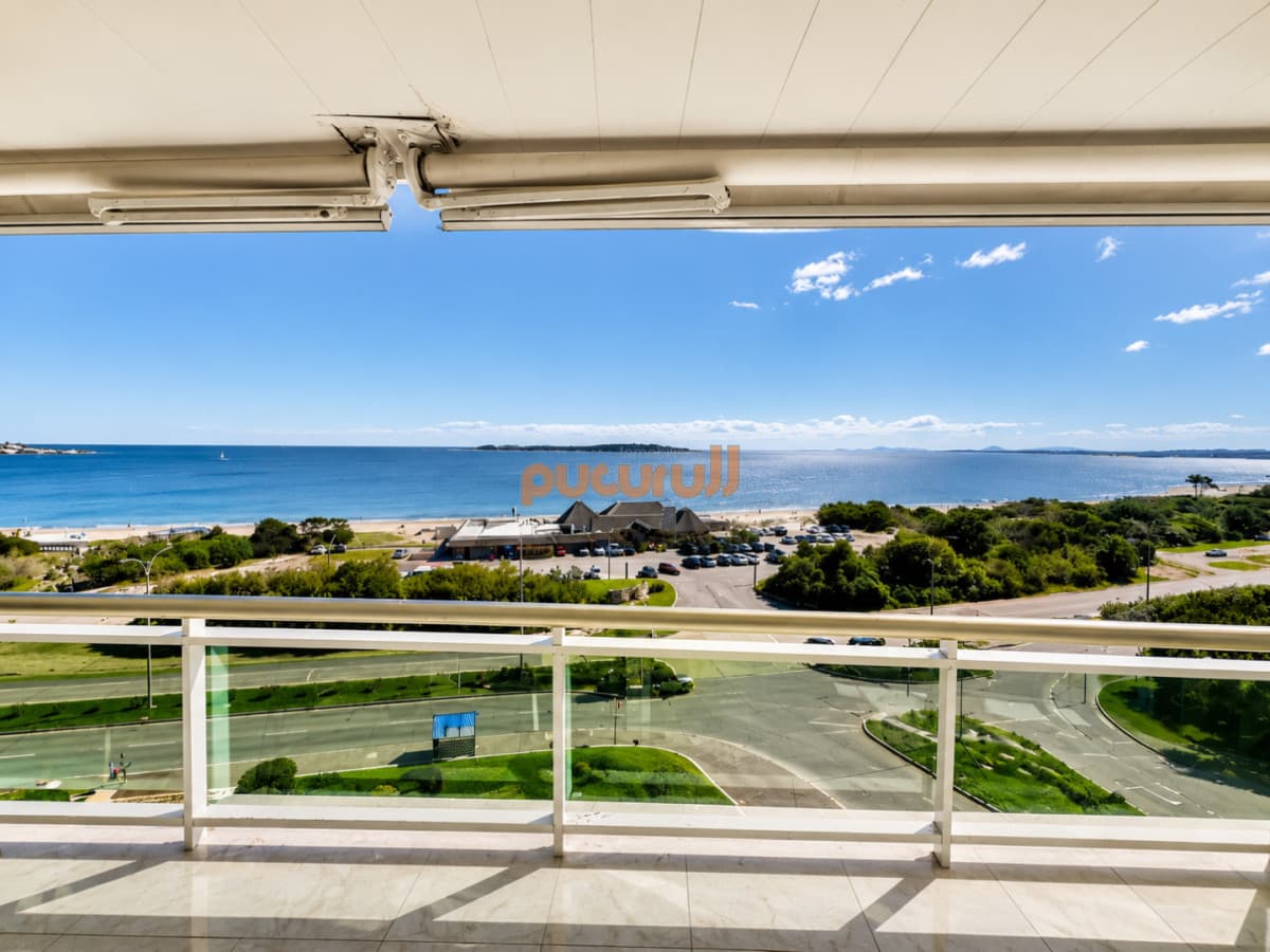 Venta y alquiler temporario de apartamento de tres dormitorios sobre playa Mansa, parada 5