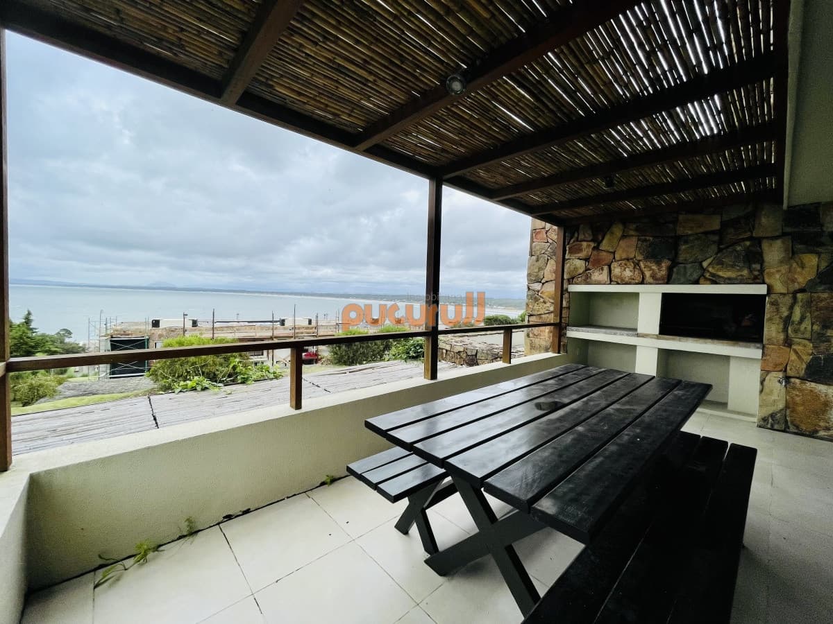 Venta de apartamento de dos dormitorios con parrillero en complejo privado de Punta Ballena