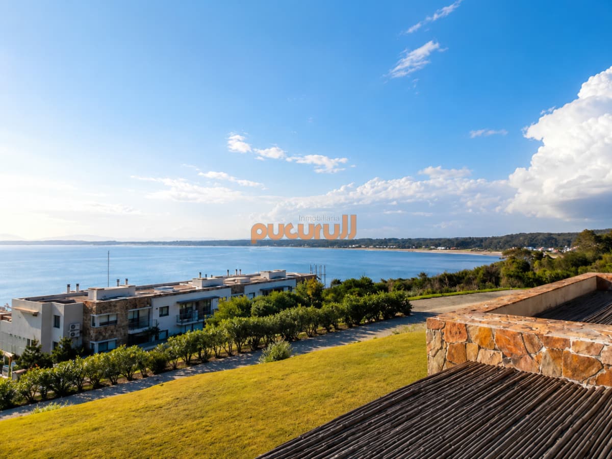 Excelente y amplio departamento duplex en venta de 3 dormitorios mas dependencia con parrillero, Punta Ballena