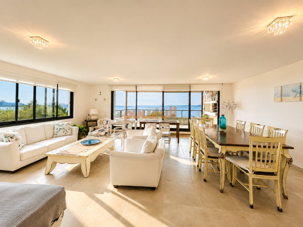 Excelente y amplio departamento duplex en venta de 3 dormitorios mas dependencia con parrillero, Punta Ballena