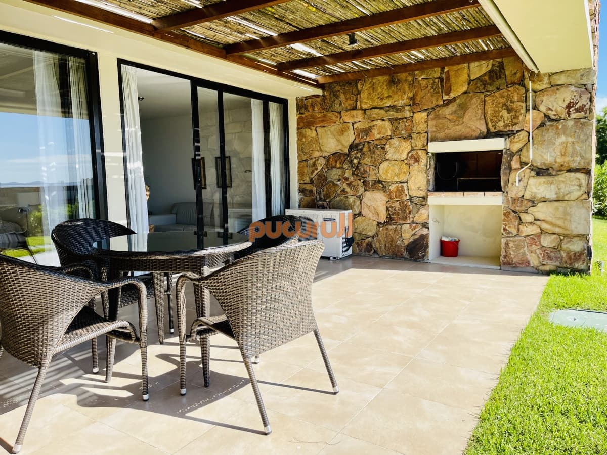 Venta y alquiler temporario de apartamento de un dormitorio con parrillero en exclusivo complejo de Punta Ballena