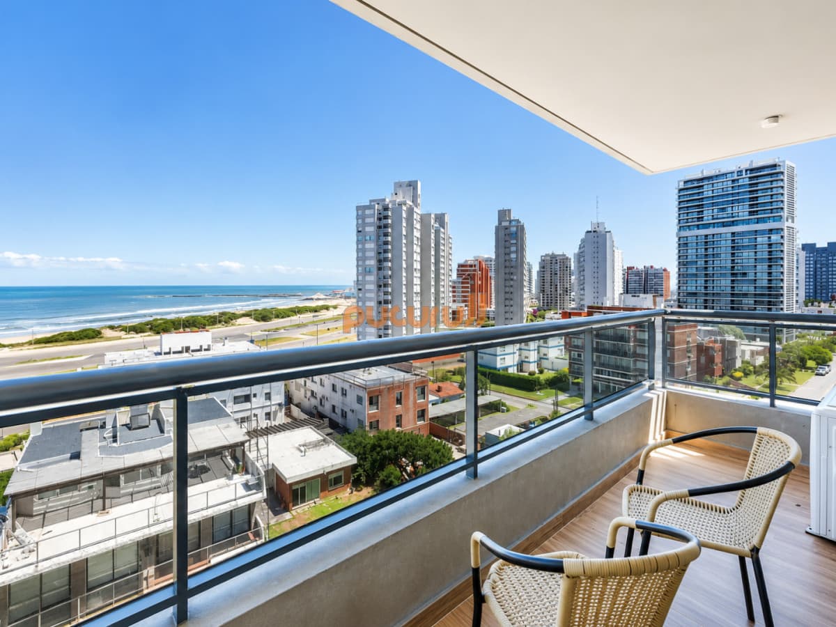 Moderno Apartamento de 2 Dormitorios en Venta, Playa Brava, Punta del Este