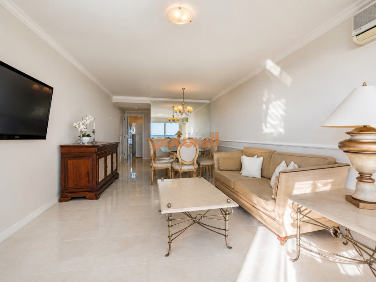 Venta y alquiler temporario de apartamento de tres dormitorios sobre playa Mansa, parada 5