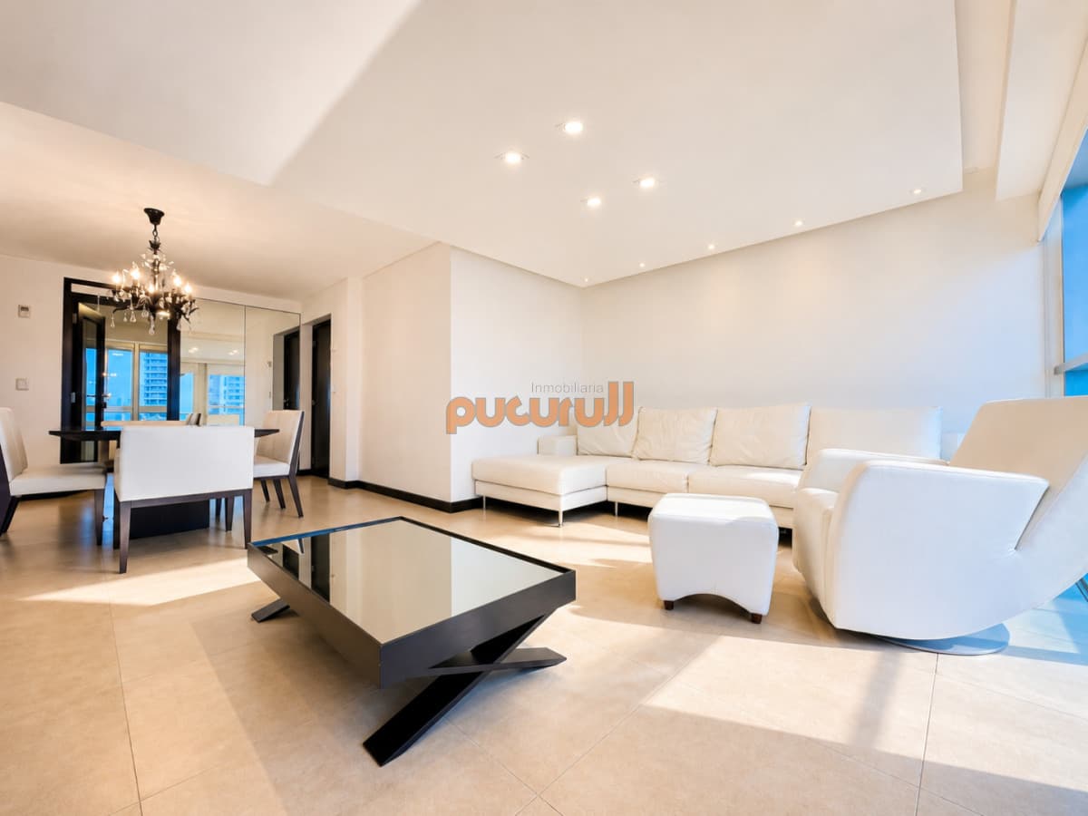 Venta de Excelente Apartamento de 3 Dormitorios con Vista al Mar, Playa Mansa, Punta del Este