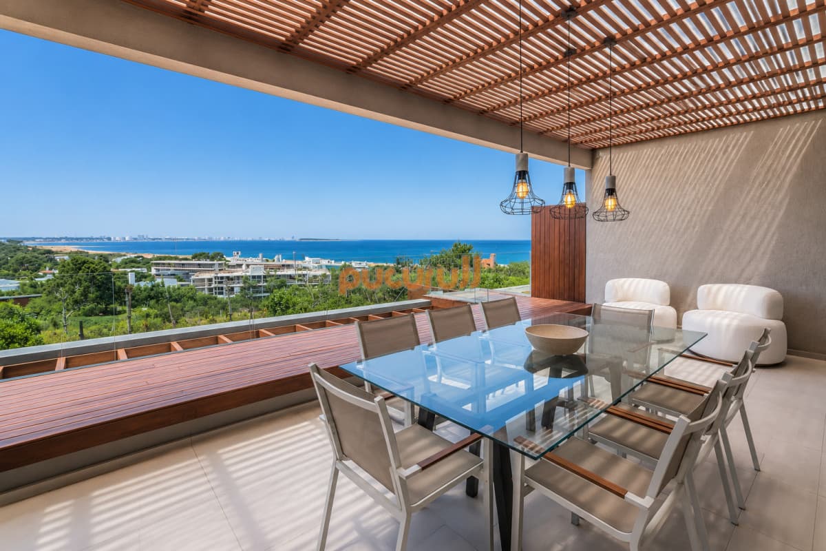 Apartamento de 3 Dormitorios, Parrillero de uso exclusivo y Jardín en Punta Ballena, Punta del Este