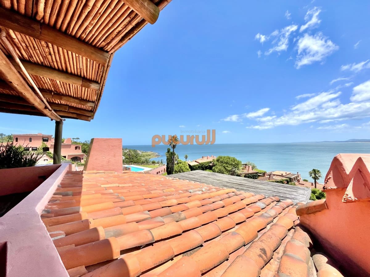Alquiler temporario de maravillosa casa de cuatro dormitorios más dependencia en Complejo Privado de Punta Ballena