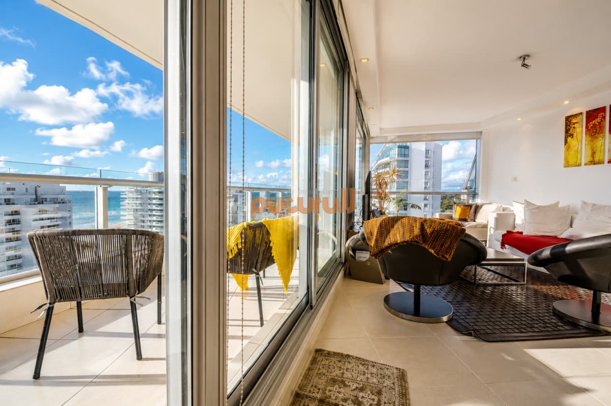 Apartamento de 3 Dormitorios y Dependencia en Playa Mansa, Punta del Este