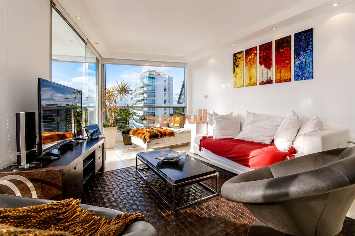 Apartamento de 3 Dormitorios y Dependencia en Playa Mansa, Punta del Este
