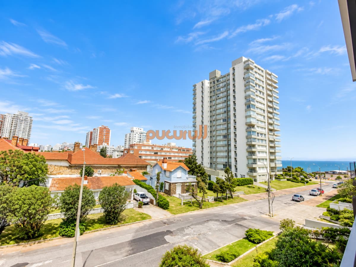 Moderno Apartamento de 1 Dormitorio en Suite a pasos del mar. Playa Mansa, Punta del Este