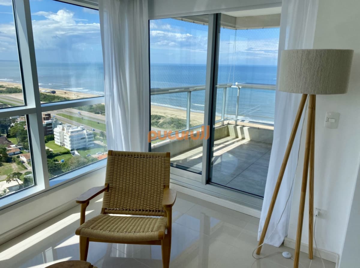 Alquiler temporal de apartamento piso alto de 2 dormitorios más servicio en playa brava