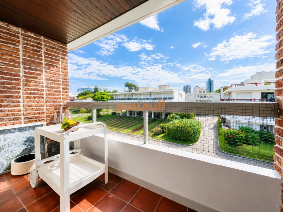Apartamento de 2 Dormitorios en Aidy Grill a Pocos Metros de Playa Brava - Venta