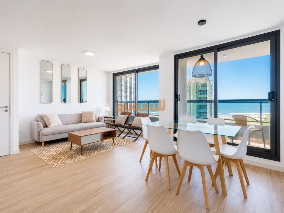 Moderno Apartamento de 2 Dormitorios en Venta, Playa Brava, Punta del Este