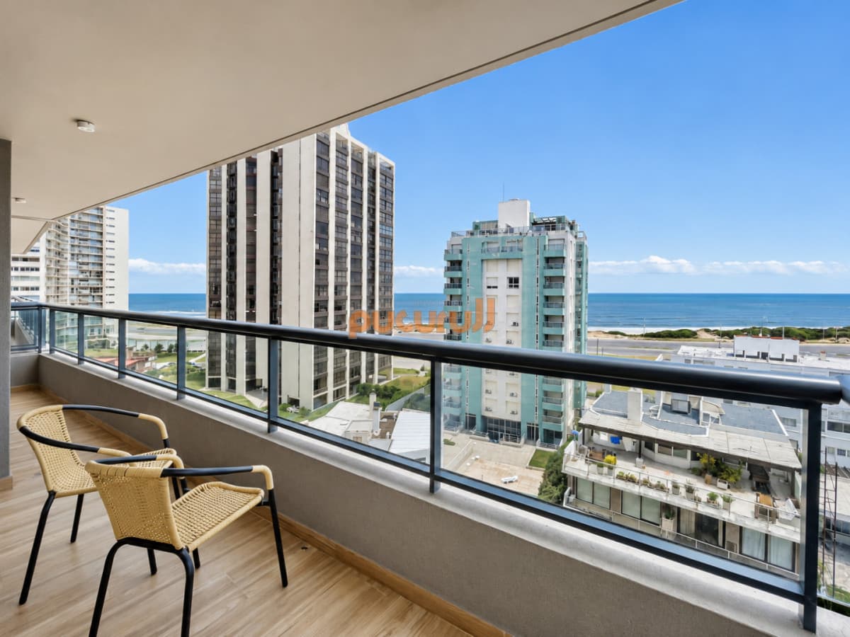 Moderno Apartamento de 2 Dormitorios en Venta, Playa Brava, Punta del Este