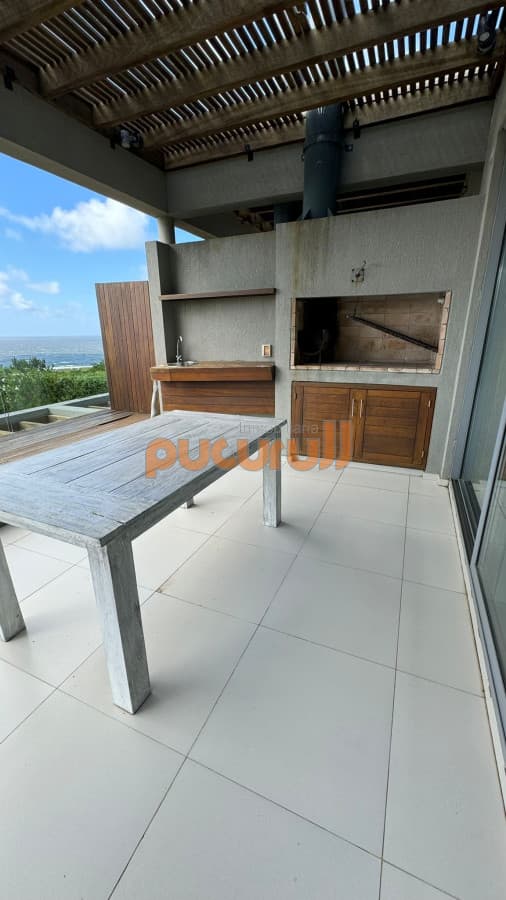 Alquiler temporal de apartamento de 2 dormitorios con parrillero y patio en punta ballena