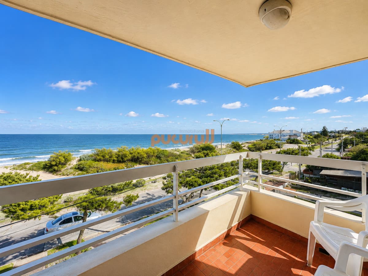 Oportunidad en Venta, Apartamento sobre primera fila de Mar en Playa Mansa, 3 Dormitorios