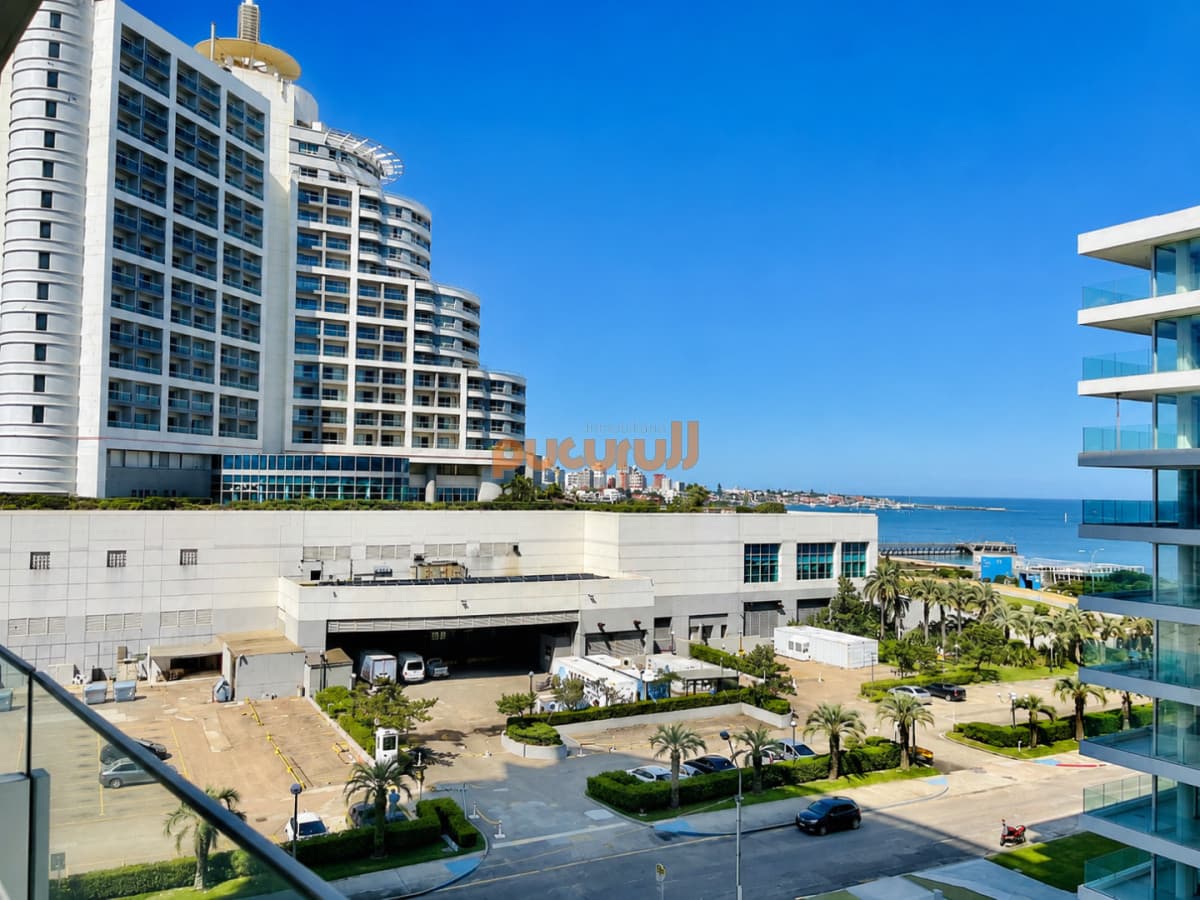 Apartamento de 2 Dormitorios a metros del mar y torre moderna, playa Mansa, Punta del Este