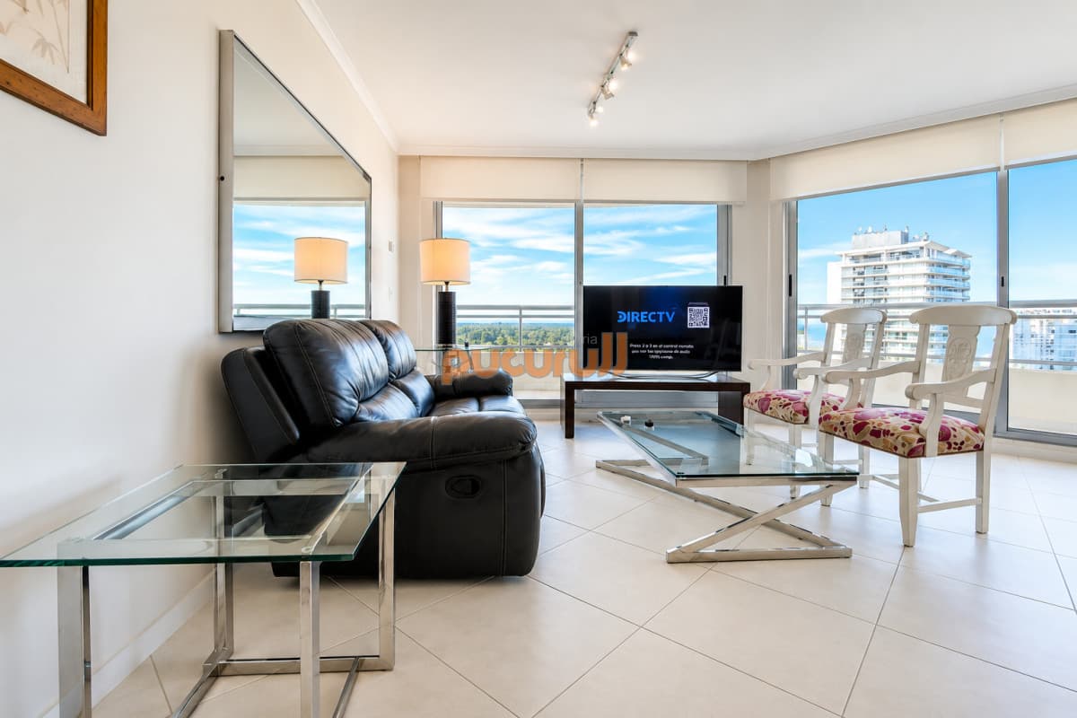 Apartamento luminoso con variedad de servicios en venta, 3 dormitorios, zona Roosevelt Playa Brava