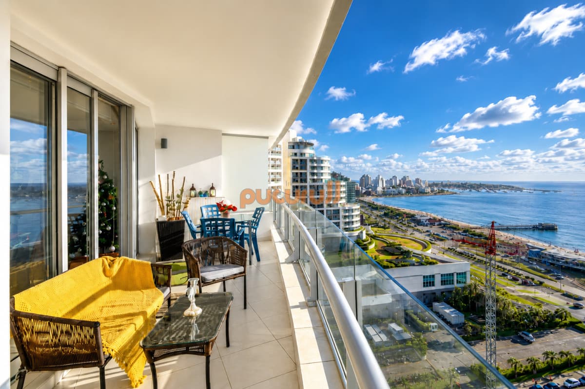 Apartamento de 3 Dormitorios y Dependencia en Playa Mansa, Punta del Este
