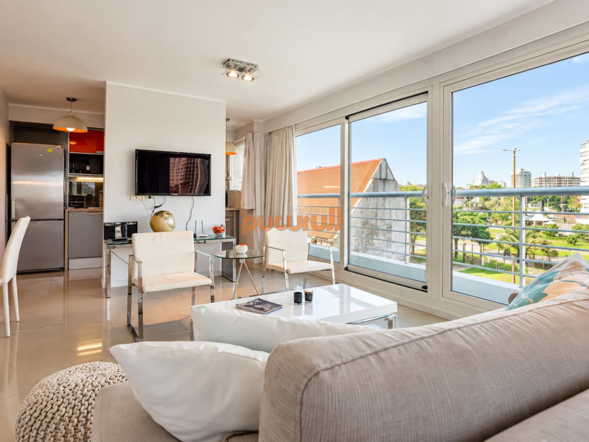 Moderno Apartamento de 1 Dormitorio en Suite a pasos del mar. Playa Mansa, Punta del Este