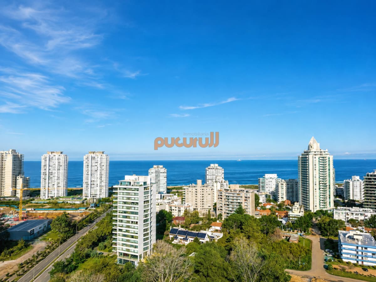 Apartamento luminoso con variedad de servicios en venta, 3 dormitorios, zona Roosevelt Playa Brava