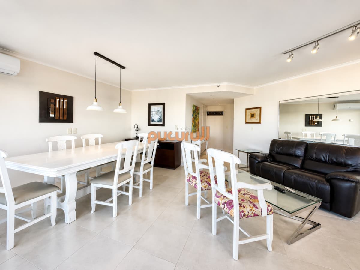 Apartamento luminoso con variedad de servicios en venta, 3 dormitorios, zona Roosevelt Playa Brava
