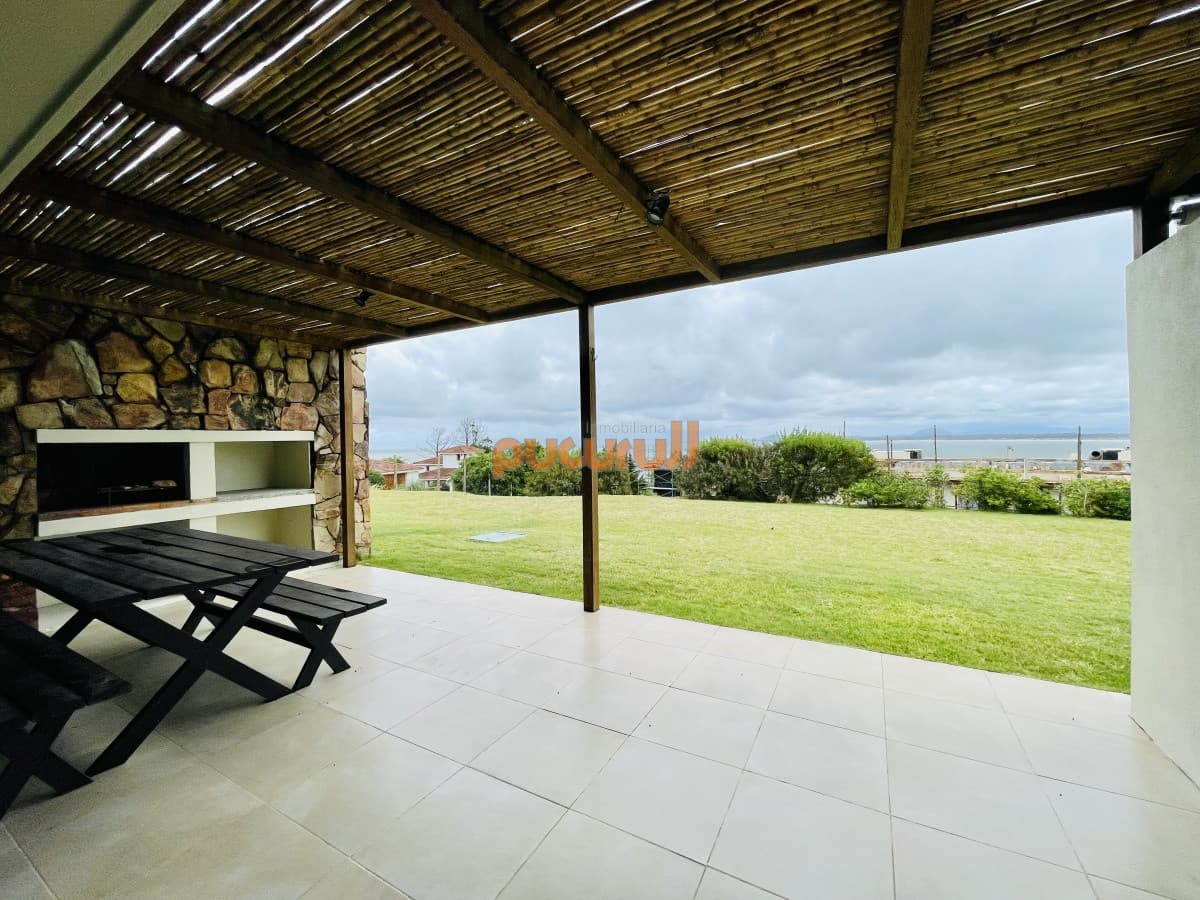 Alquiler temporario de apartamento de un dormitorio con parrillero y jardín, Punta Ballena