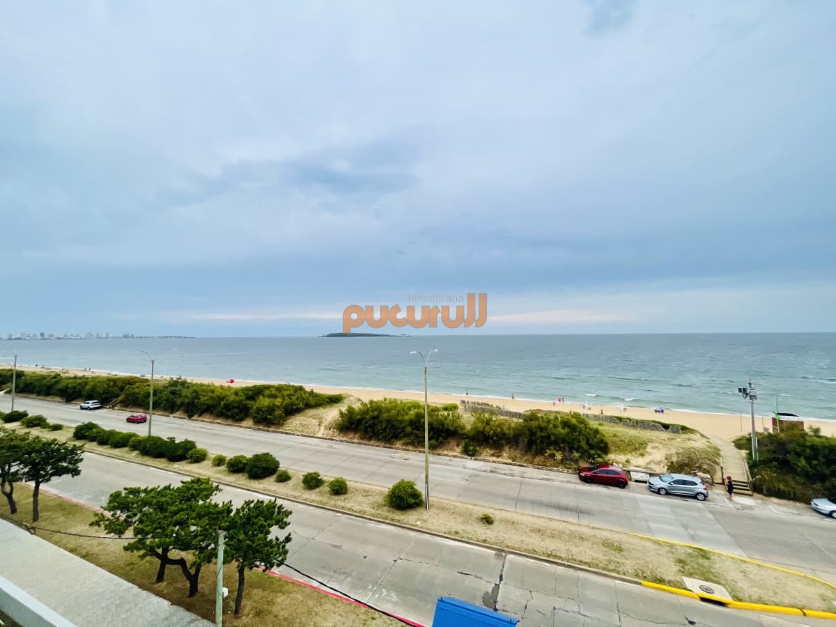 Apartamento de 3 Dormitorios y Parrillero Frente al Mar, Playa Mansa