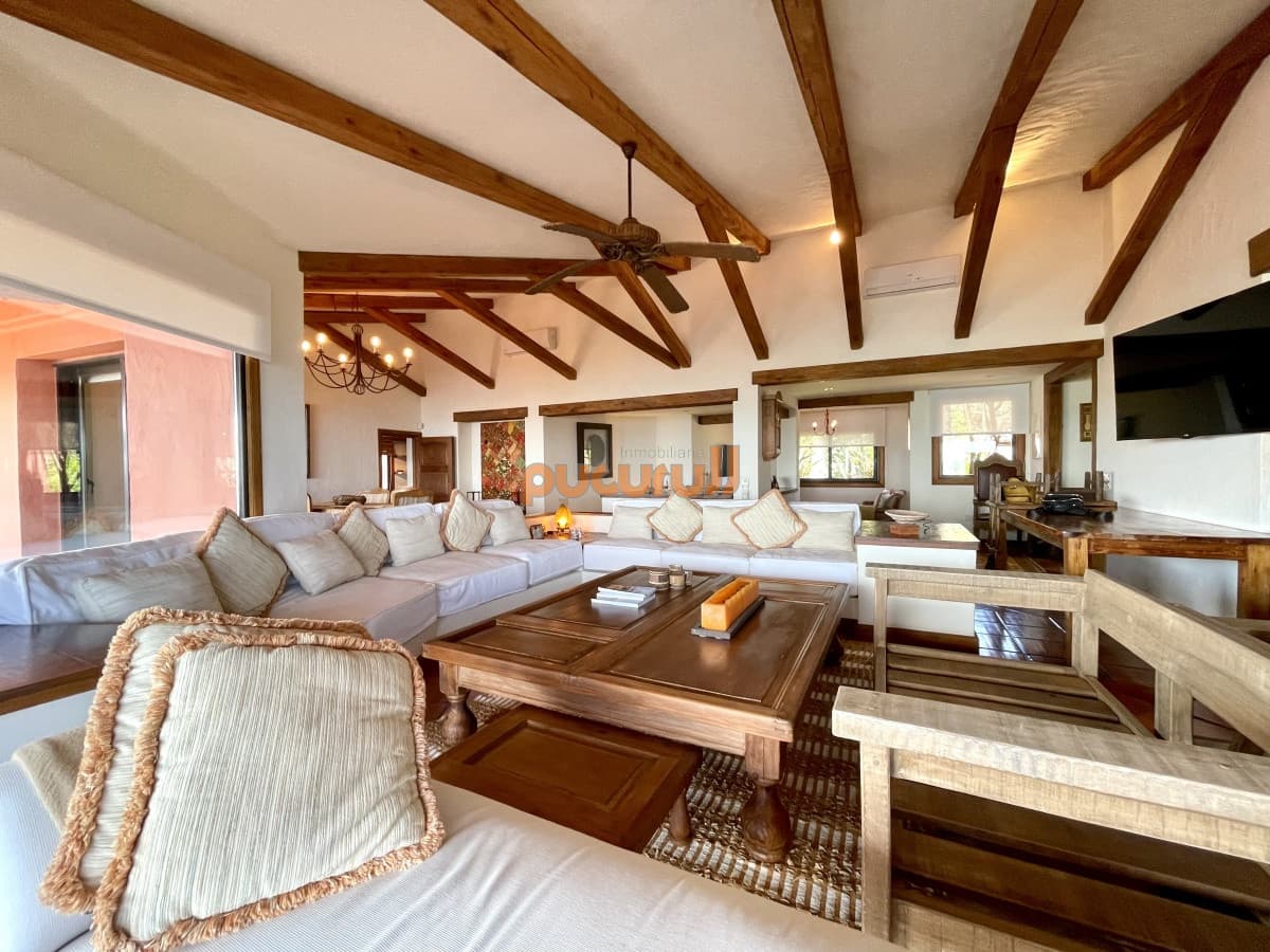 Alquiler temporario de maravillosa casa de cuatro dormitorios más dependencia en Complejo Privado de Punta Ballena