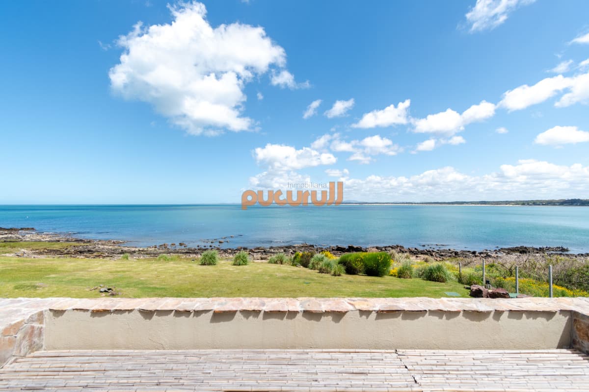 Alquiler temporario de apartamento con la mejor ubicación del complejo, unidad de dos dormitorios con parrillero de uso exclusivo, Punta Ballena